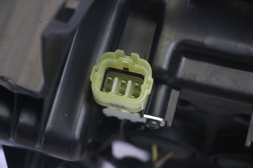 photo de REFLEKTOR PRZEDNI YAMAHA TRICITY 300 (2020 - 2024) - Szczegóły charakterystyczne