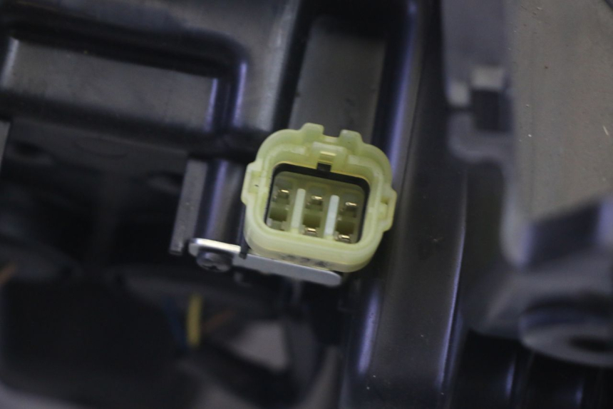 photo de REFLEKTOR PRZEDNI YAMAHA TRICITY 300 (2020 - 2024) - Zbliżenie komponentów