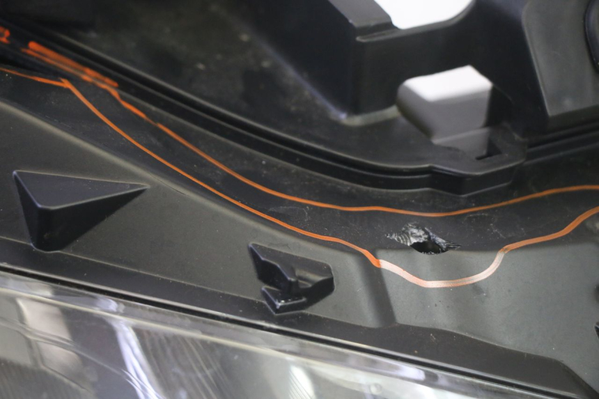 photo de REFLEKTOR PRZEDNI YAMAHA TRICITY 300 (2020 - 2024) - Inny kąt widzenia