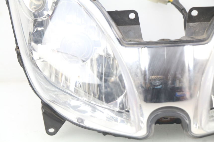 photo de REFLEKTOR PRZEDNI YAMAHA XMAX X-MAX 125 (2006 - 2009) - Widok z bliska