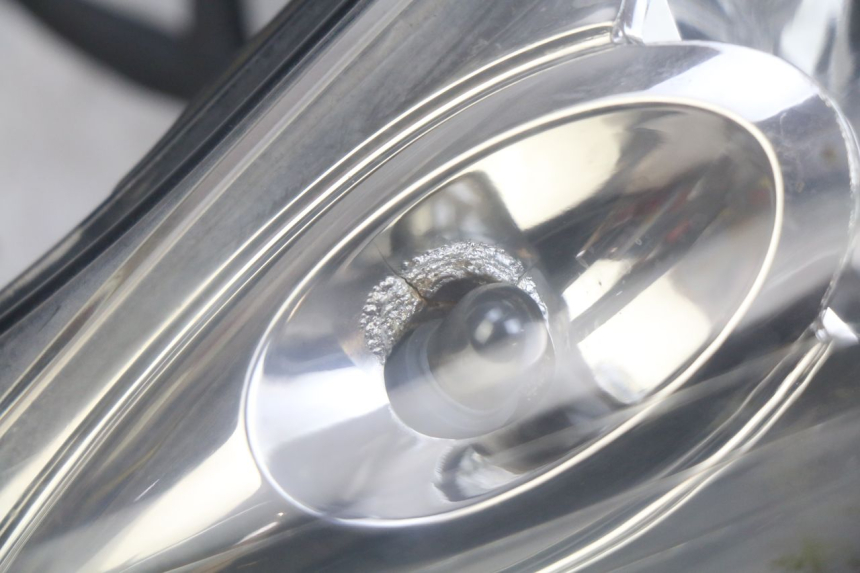 photo de REFLEKTOR PRZEDNI YAMAHA XMAX X-MAX 125 (2006 - 2009) - Zbliżenie komponentów