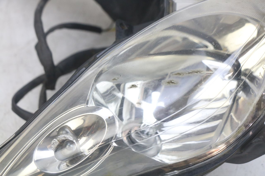 photo de REFLEKTOR PRZEDNI YAMAHA XMAX X-MAX 125 (2006 - 2009) - Widok z bliska