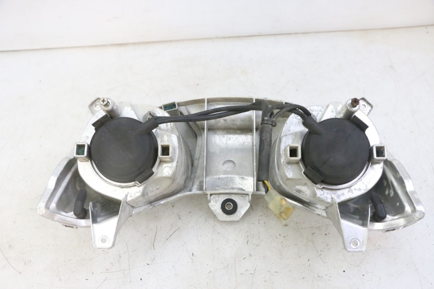 photo de REFLEKTOR PRZEDNI YAMAHA X-MAX XMAX 125 (2010 - 2013) - Zbliżenie techniczne