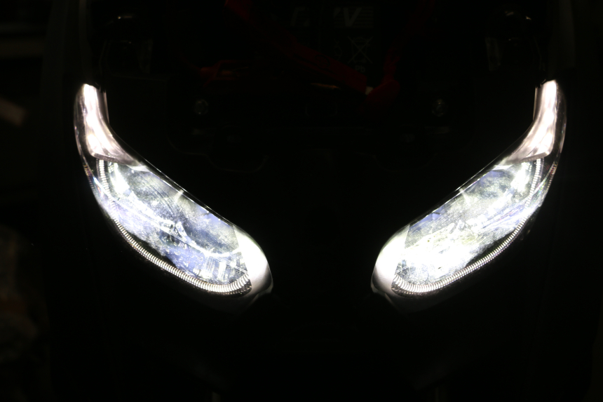 photo de REFLEKTOR PRZEDNI YAMAHA XMAX X-MAX 125 (2021 - 2025) - Oznaczenia i referencje