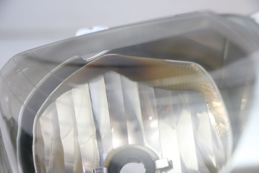 photo de REFLEKTOR PRZEDNI YAMAHA X-MAX XMAX 125 (2010 - 2013) - Zoom stanu zużycia