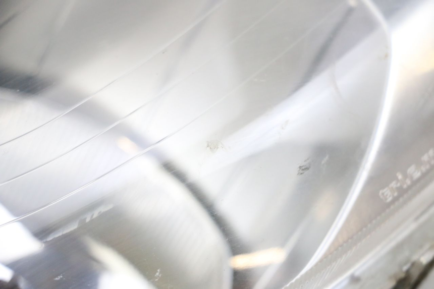 photo de REFLEKTOR PRZEDNI YAMAHA X-MAX XMAX 125 (2010 - 2013) - Zbliżenie techniczne