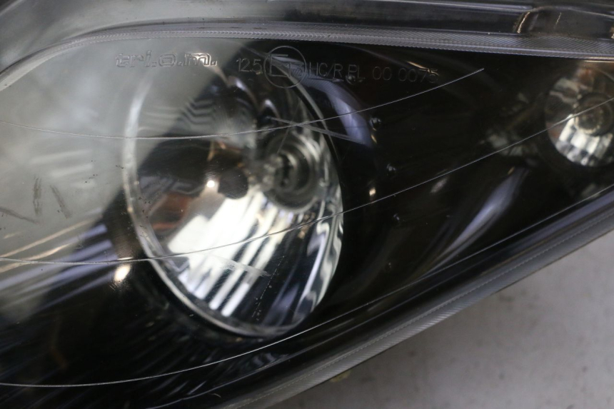 photo de REFLEKTOR PRZEDNI PIAGGIO XEVO - X EVO 125 (2007 - 2017) - Stan powierzchni