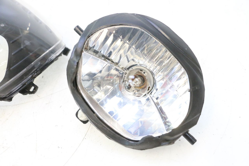 photo de REFLEKTOR PRZEDNI PIAGGIO ZIP 2T 50 (2009 - 2019) - Struktura - zbliżenie