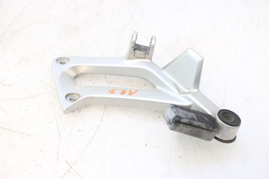 photo de PŁYTA PODNÓŻKA TYLNEGO PRAWEGO YAMAHA FJR 1300 (2001 - 2005) - Zbliżenie techniczne
