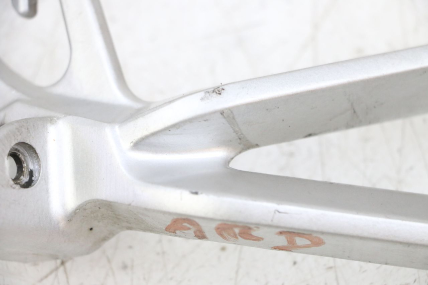 photo de PŁYTKA PODNÓŻKA TYLNA PRAWA SUZUKI GSXR GSX-R 1000 (2003 - 2004) - Szczegół części