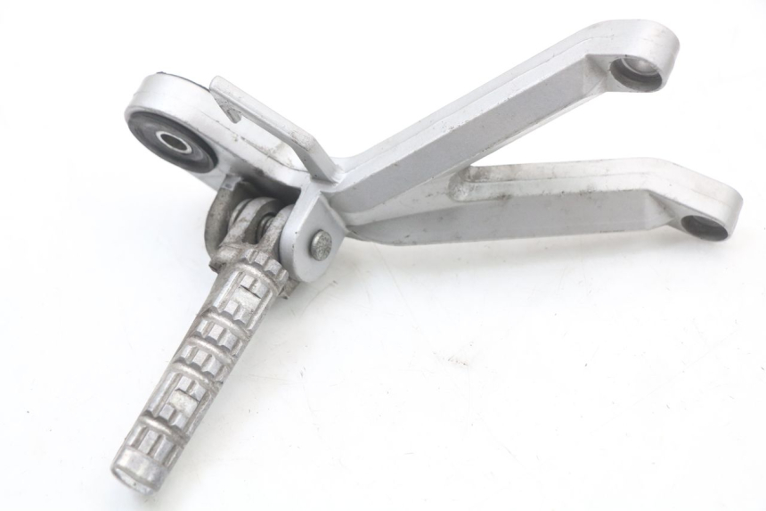 photo de PŁYTKA PODNÓŻKA TYLNA PRAWA HYOSUNG GTR 125 (2006 - 2008) - Inny kąt widzenia