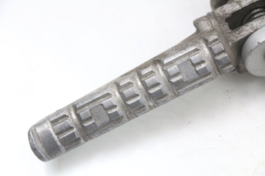 photo de PŁYTKA PODNÓŻKA TYLNA PRAWA HYOSUNG GTR 125 (2006 - 2008) - Zbliżenie techniczne