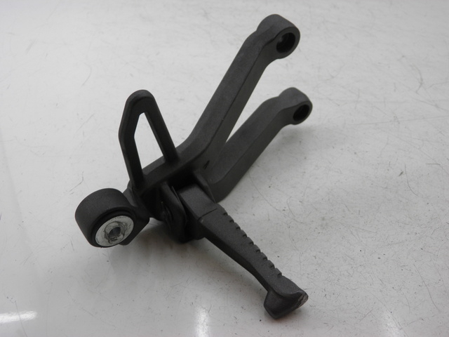 photo de PŁYTKA PODNÓŻKA TYLNA PRAWA KYMCO QUANNON NAKED 125 (2010) - Widok ogólny