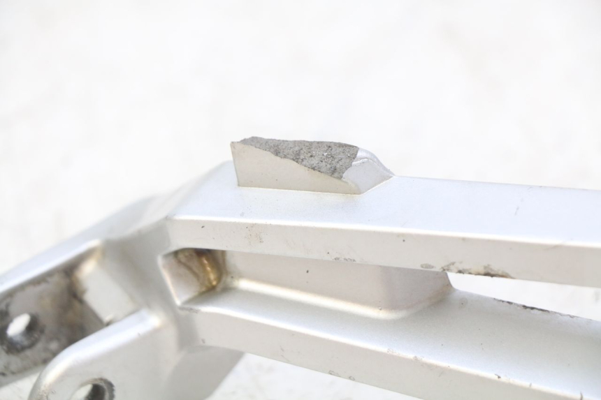 photo de PŁYTKA PODNÓŻKA TYLNA PRAWA YAMAHA MT ABS 125 (2014 - 2018) - Zoom stanu zużycia