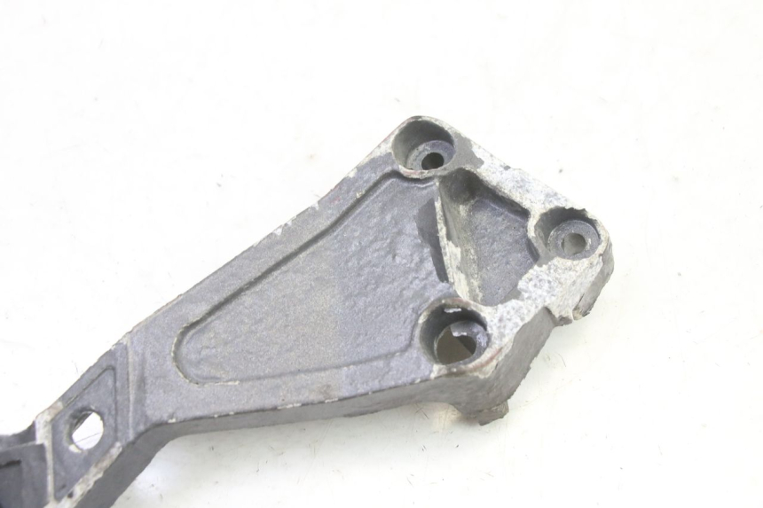 photo de PŁYTKA PODNÓŻKA TYLNA PRAWA TRIUMPH SPRINT 900 (1995 - 1998) - Inny kąt widzenia