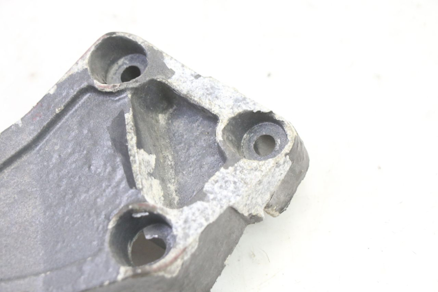 photo de PŁYTKA PODNÓŻKA TYLNA PRAWA TRIUMPH SPRINT 900 (1995 - 1998) - Zbliżenie techniczne