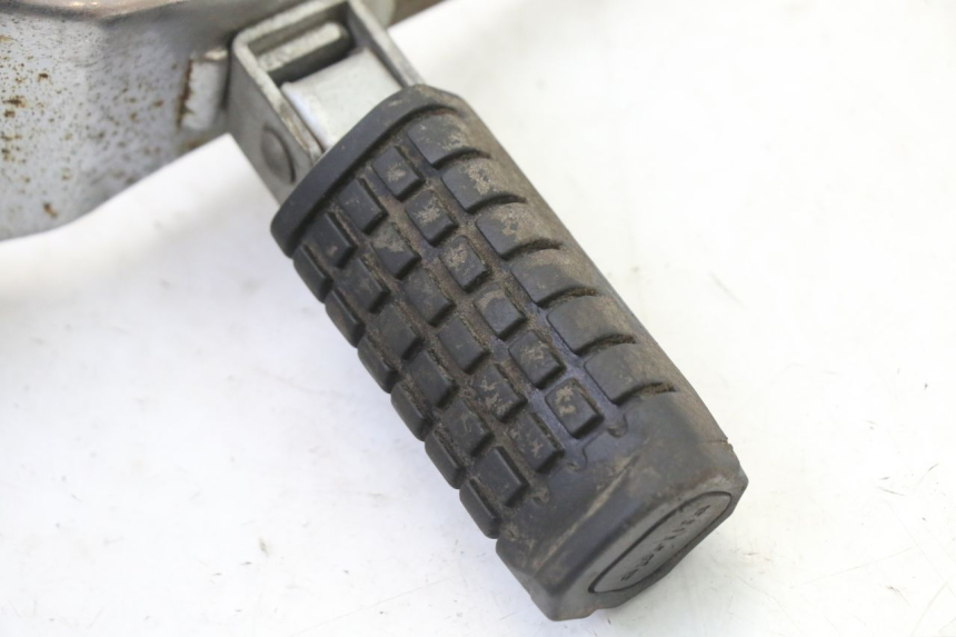 photo de PŁYTKA PODNÓŻKA TYLNA LEWA APRILIA CLASSIC 125 (1995 - 2001) - Inny kąt widzenia