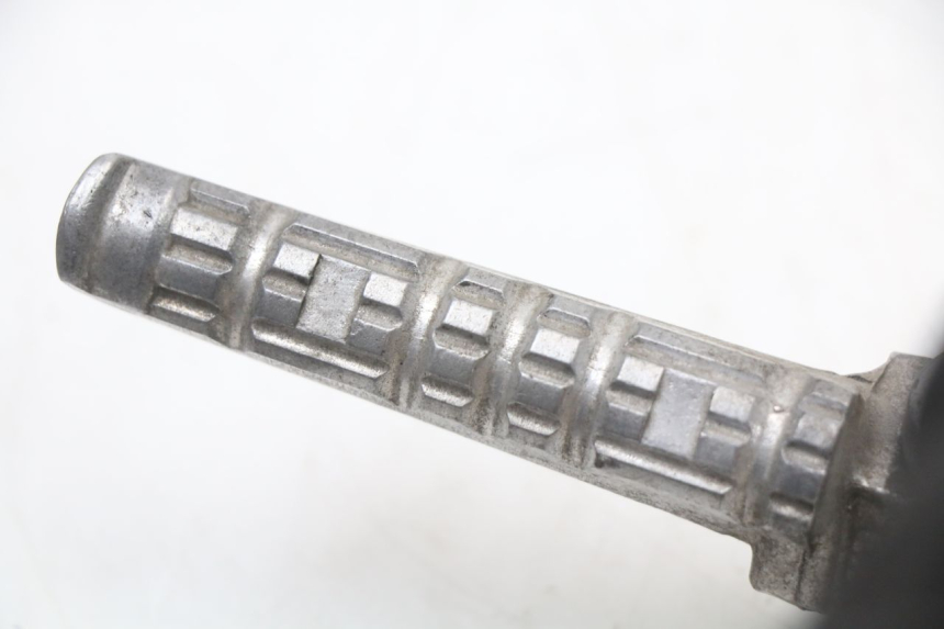 photo de PŁYTKA PODNÓŻKA TYLNA LEWA HYOSUNG GTR 125 (2006 - 2008) - Inny kąt widzenia