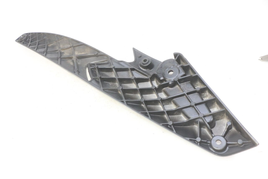 photo de PŁYTKA PODNÓŻKA TYLNA LEWA GILERA NEXUS 125 (2009 - 2013) - Zbliżenie techniczne