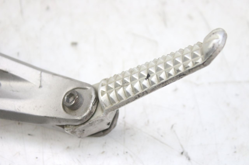 photo de PŁYTKA PODNÓŻKA TYLNA LEWA YAMAHA YZF R1 1000 (2007 - 2008) - Szczegół części