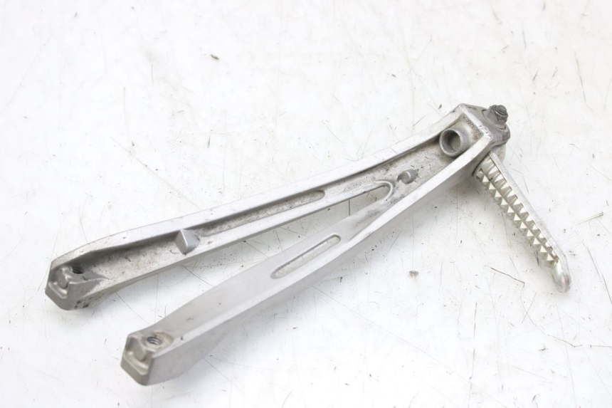 photo de PŁYTKA PODNÓŻKA TYLNA LEWA YAMAHA YZF R1 1000 (2007 - 2008) - Zbliżenie techniczne