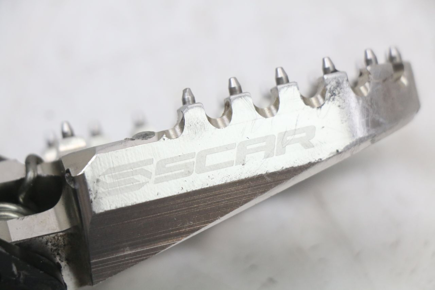 photo de PŁYTKA PODNÓŻKA PRZEDNIA PRAWA HONDA CRF R 250 (2020 - 2021) - Inny kąt widzenia