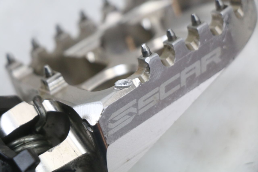 photo de PŁYTKA PODNÓŻKA PRZEDNIA PRAWA HONDA CRF R 250 (2020 - 2021) - Zbliżenie techniczne