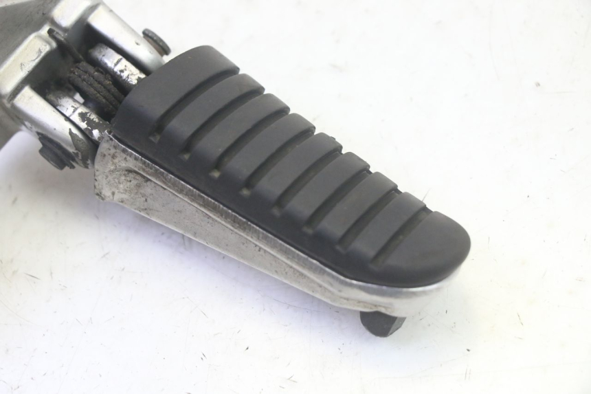 photo de PŁYTKA PODNÓŻKA PRZEDNIA PRAWA SUZUKI DL V STROM 1000 (2002 - 2007) - Zoom stanu zużycia