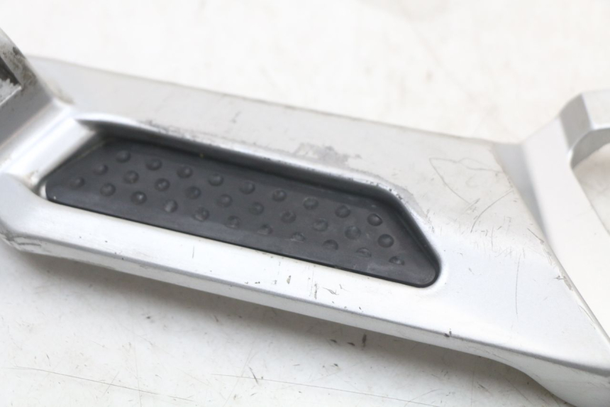 photo de PŁYTKA PODNÓŻKA PRZEDNIA PRAWA YAMAHA FJR ABS 1300 (2006 - 2012) - Zbliżenie techniczne