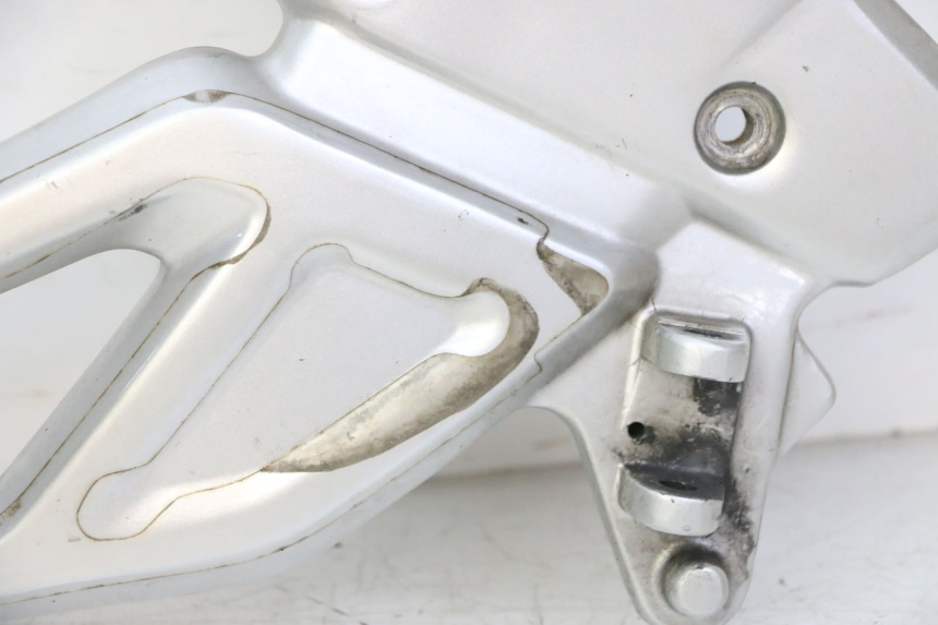 photo de PŁYTKA PODNÓŻKA PRZEDNIA PRAWA BMW G310 R 310 (2016 - 2020) - Stan powierzchni