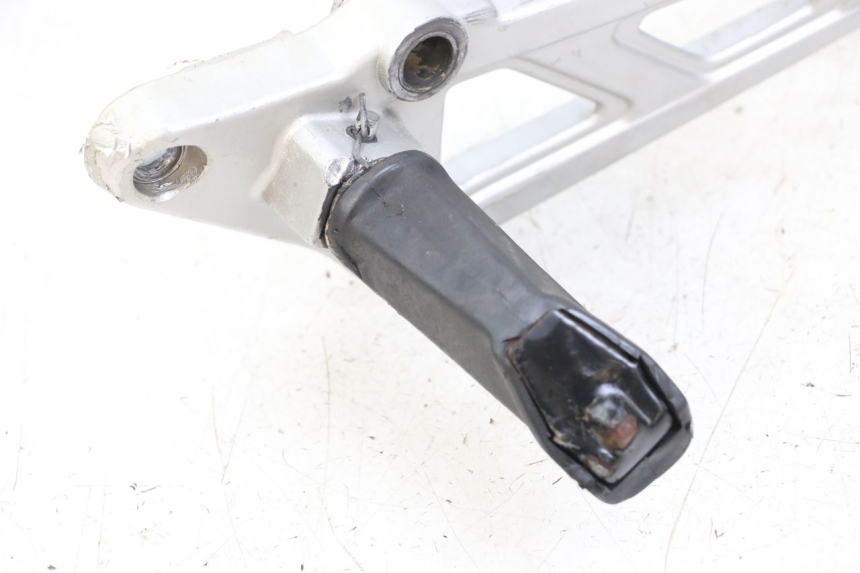 photo de PŁYTKA PODNÓŻKA PRZEDNIA PRAWA HYOSUNG GF 125 (2001 - 2005) - Inny kąt widzenia