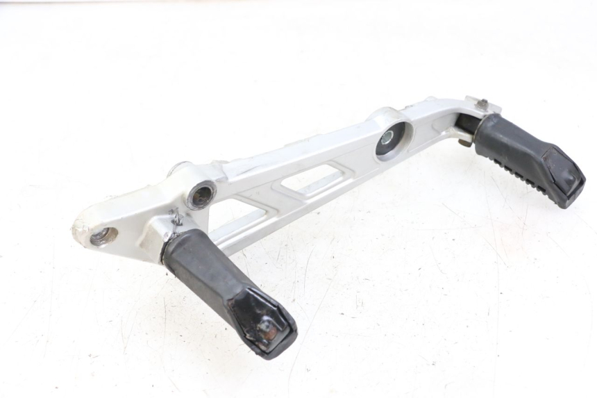 photo de PŁYTKA PODNÓŻKA PRZEDNIA PRAWA HYOSUNG GF 125 (2001 - 2005) - Zbliżenie techniczne