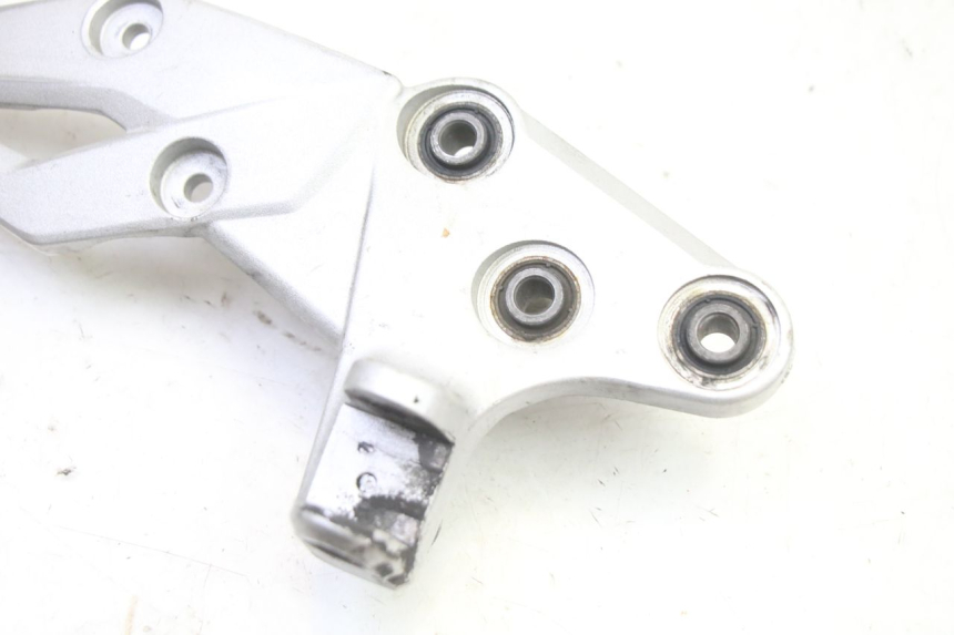 photo de PŁYTKA PODNÓŻKA PRZEDNIA PRAWA SUZUKI GSR 750 (2011 - 2017) - Zoom stanu zużycia