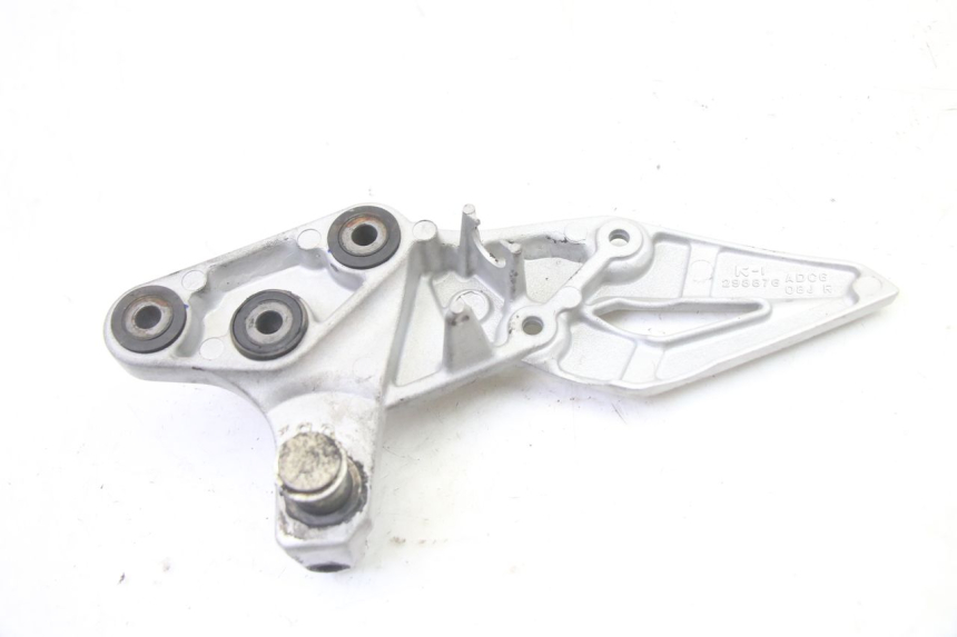 photo de PŁYTKA PODNÓŻKA PRZEDNIA PRAWA SUZUKI GSR 750 (2011 - 2017) - Zbliżenie techniczne