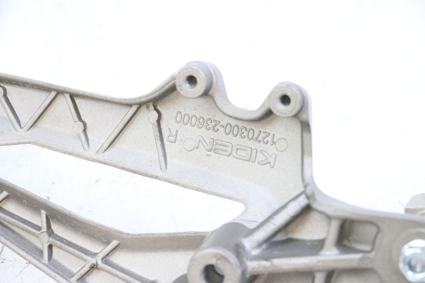 photo de PŁYTKA PODNÓŻKA PRZEDNIA PRAWA KIDEN KD125-G 125 (2018 - 2022) - Punkty mocowania