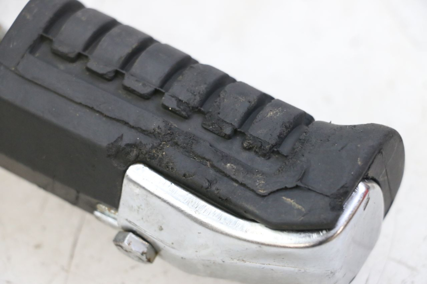 photo de PŁYTKA PODNÓŻKA PRZEDNIA PRAWA REGAL RAPTOR RAXTER 2 125 (2007 - 2015) - Zoom stanu zużycia