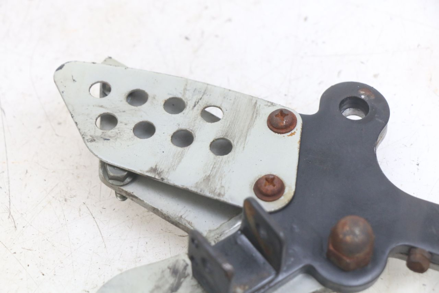 photo de PŁYTKA PODNÓŻKA PRZEDNIA PRAWA YAMASAKI ROADSTER 50 (2013 - 2018) - Szczegół części