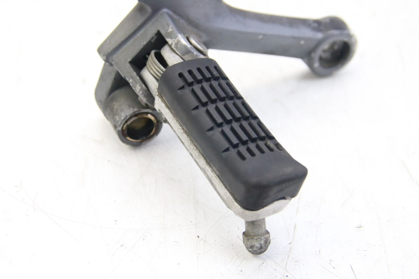 photo de PŁYTKA PODNÓŻKA PRZEDNIA PRAWA SYM WOLF SB 125 (2011 - 2018) - Inny kąt widzenia