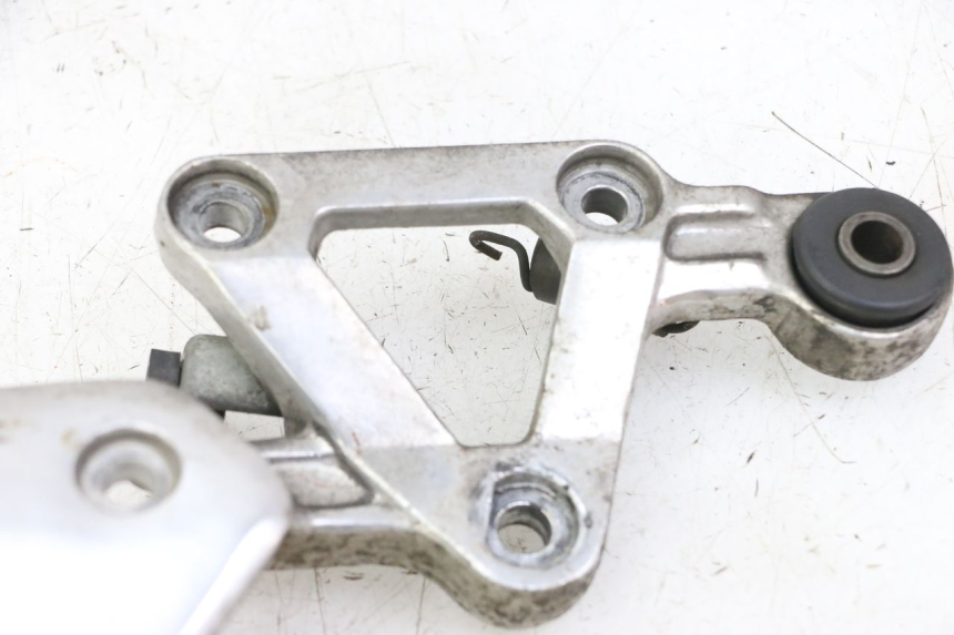 photo de PŁYTKA PODNÓŻKA PRZEDNIA PRAWA YAMAHA FZS FAZER 600 (2001 - 2003) - Zbliżenie techniczne