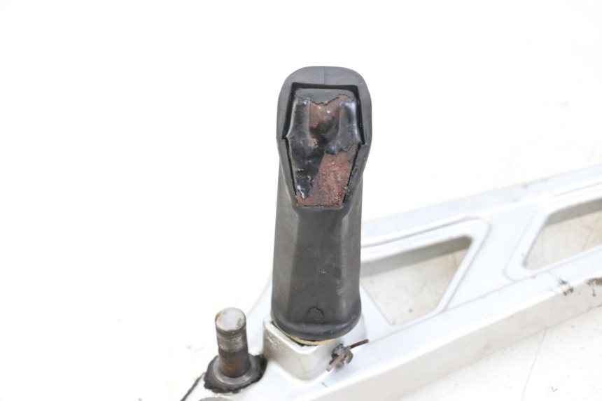 photo de PŁYTKA PODNÓŻKA PRZEDNIA LEWA HYOSUNG GF 125 (2001 - 2005) - Zoom stanu zużycia