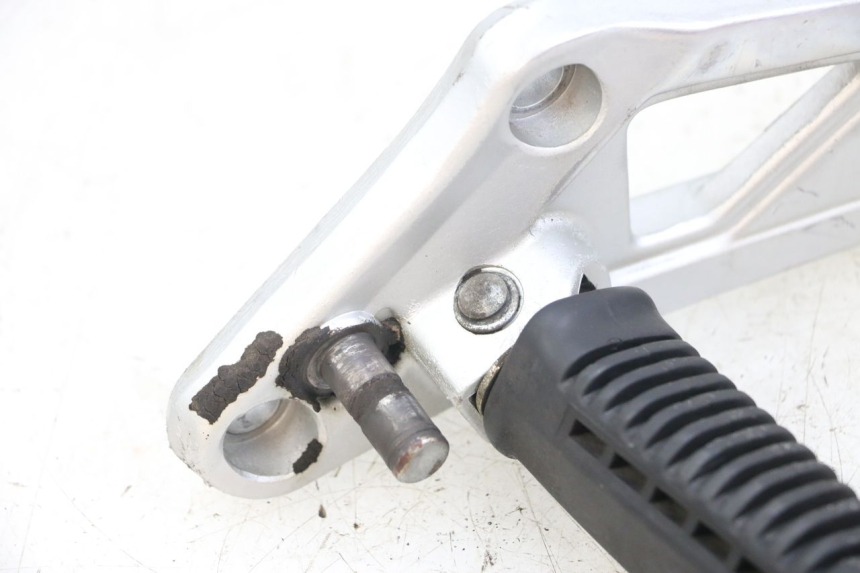 photo de PŁYTKA PODNÓŻKA PRZEDNIA LEWA HYOSUNG GF 125 (2001 - 2005) - Stan powierzchni