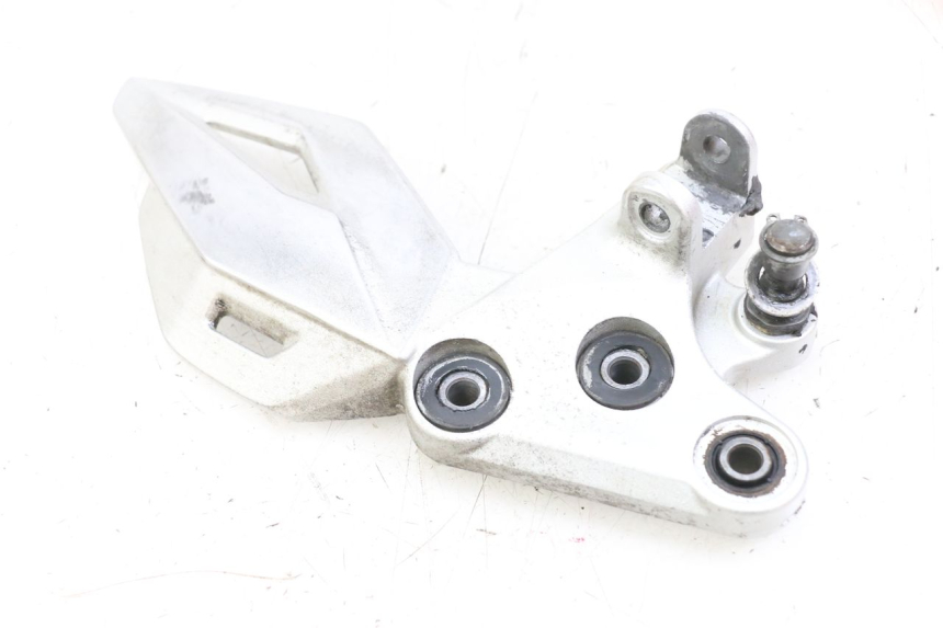 photo de PŁYTKA PODNÓŻKA PRZEDNIA LEWA SUZUKI GSR 750 (2011 - 2017) - Szczegół części