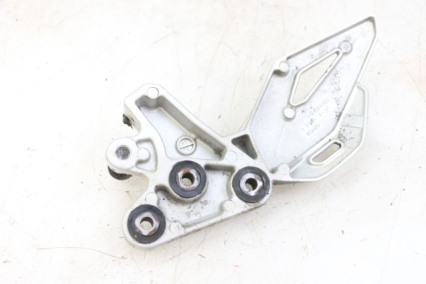 photo de PŁYTKA PODNÓŻKA PRZEDNIA LEWA SUZUKI GSR 750 (2011 - 2017) - Zbliżenie techniczne