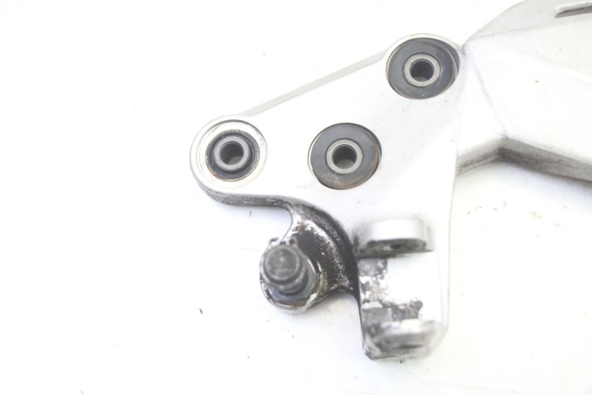 photo de PŁYTKA PODNÓŻKA PRZEDNIA LEWA SUZUKI GSR 750 (2011 - 2017) - Szczegół części