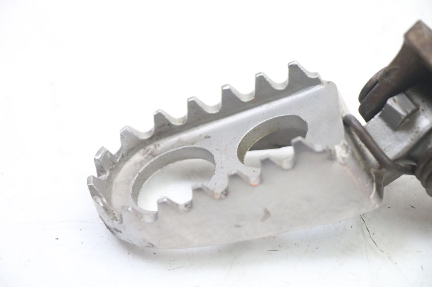 photo de PŁYTKA PODNÓŻKA PRZEDNIA LEWA YAMAHA YZ 125 (2006 - 2016) - Szczegół części