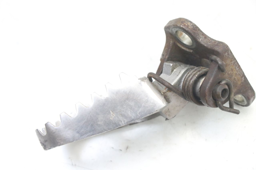 photo de PŁYTKA PODNÓŻKA PRZEDNIA LEWA YAMAHA YZ 125 (2006 - 2016) - Zoom stanu zużycia