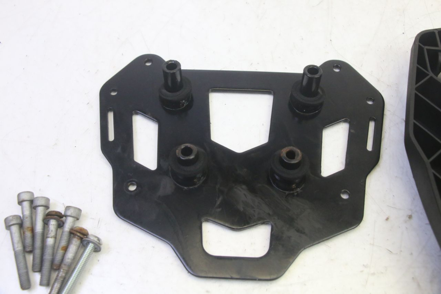 photo de PŁYTA MONTAŻOWA KUFERKA TYŁ PIAGGIO MP3 HPE 350 (2018 - 2020) - Punkty mocowania