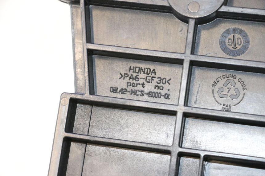 photo de PŁYTA TOP CASE HONDA XLV VARADERO 125 (2007 - 2012) - Zbliżenie techniczne