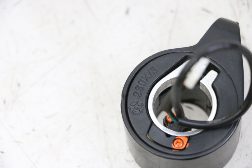 photo de MANETKA GAZU URBANGLIDE 100XS 1 - Zbliżenie techniczne