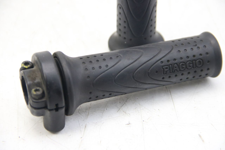 photo de MANETKA GAZU PIAGGIO BEVERLY 125 (2010 - 2015) - Inny kąt widzenia